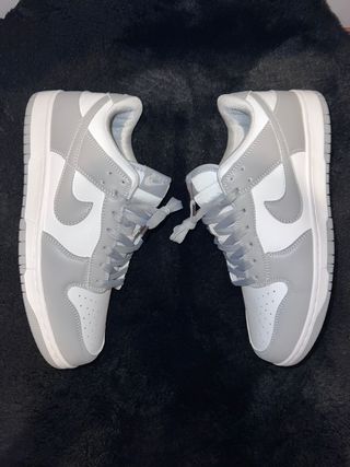 Zapatillas Nike grises y blancas