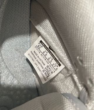 Zapatillas Nike grises y blancas