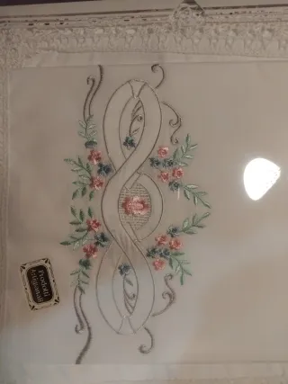 Lenzuolo matrimoniale con 2 federe ricamate