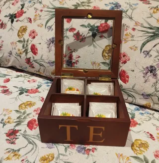 Caja de té de madera con tapa de cristal
