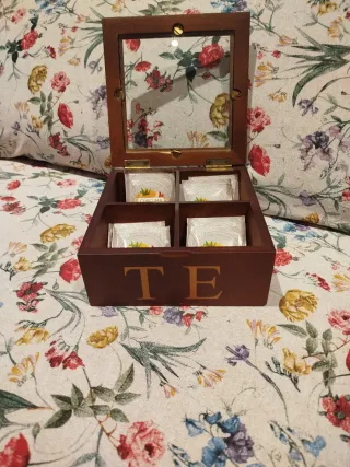 Caja de té de madera con tapa de cristal