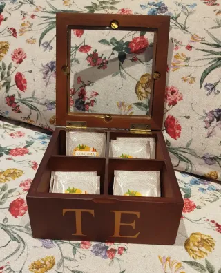 Caja de té de madera con tapa de cristal