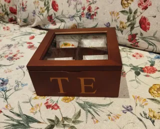 Caja de té de madera con tapa de cristal