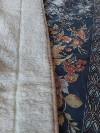 Colcha borreguito azul estampada.