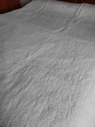 Colcha borreguito azul estampada.