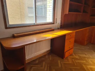 Escritorio de madera con cajones