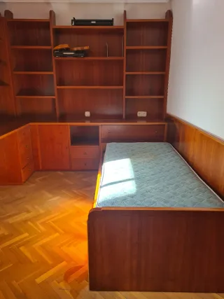 Escritorio de madera con cajones