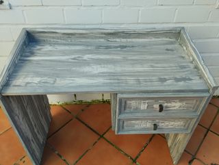 Mesa de estudio restaurada