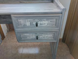 Mesa de estudio restaurada