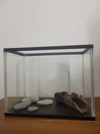 Acuario con piedras y figura decoración