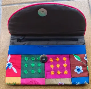 Cartera de mano patchwork bordada