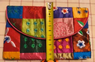 Cartera de mano patchwork bordada