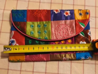 Cartera de mano patchwork bordada