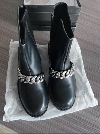 Stivaletti donna nero con catena