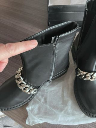 Stivaletti donna nero con catena