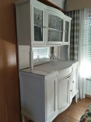 Armario buffet de madera y cristal