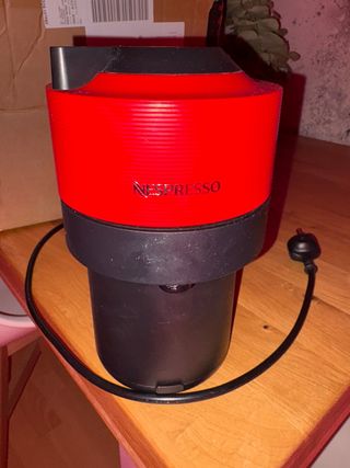 Cafetera Nespresso Roja Vertuo Semi-Nueva