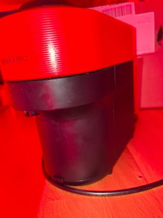Cafetera Nespresso Roja Vertuo Semi-Nueva