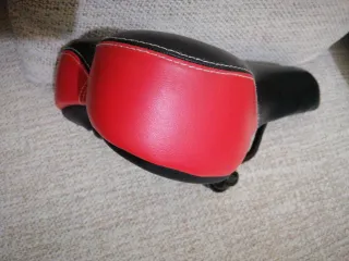 Sillón de bicicleta negro y rojo