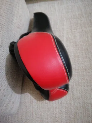 Sillón de bicicleta negro y rojo