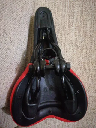 Sillón de bicicleta negro y rojo