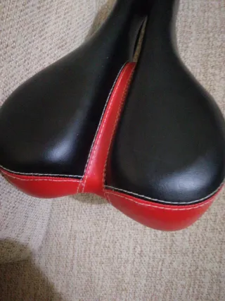 Sillón de bicicleta negro y rojo