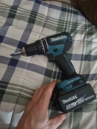 Taladro Makita 18V Brushless escucho ofertas