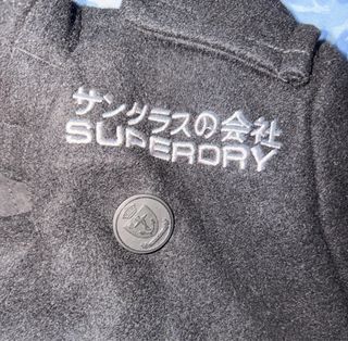 Abrigo Superdry negro estilo militar