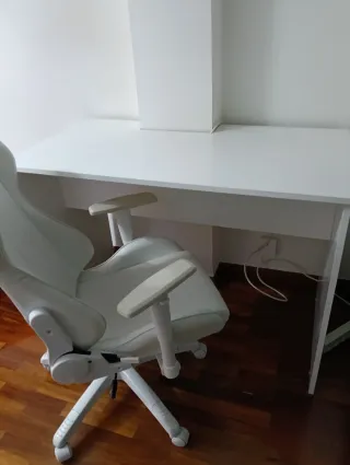 Mesa escritorio blanca a medida + silla gaming