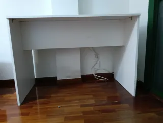 Mesa escritorio blanca a medida + silla gaming