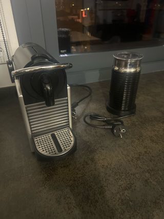 Cafetera Nespresso + Aeroccino sin estrenar