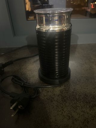 Cafetera Nespresso + Aeroccino sin estrenar
