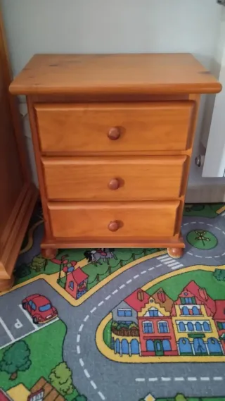 Mesita de noche de pino