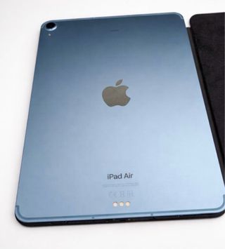 iPad Air 5ª Gen 64GB M1 + Custodia Blu