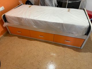 Cama nido con estantería y mesita