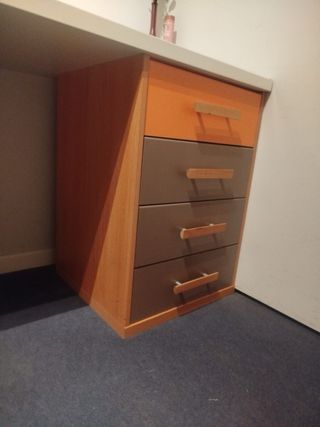 Habitación juvenil con estantería y escritorio