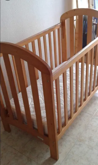 Cuna de madera para bebé