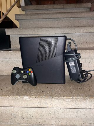 Xbox 360 Negra con Mando y Cargador