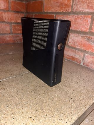 Xbox 360 Negra con Mando y Cargador
