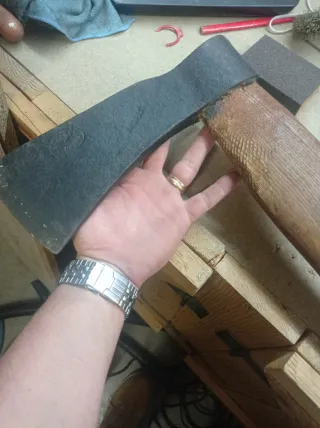 Hacha antigua de forja