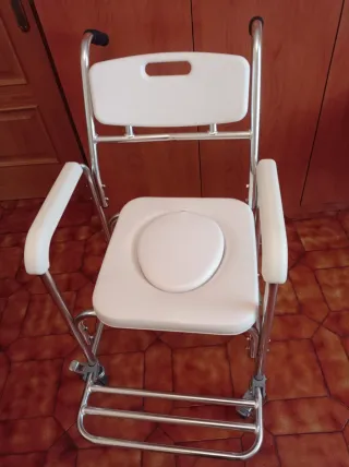 Silla de ducha y baño con inodoro y ruedas