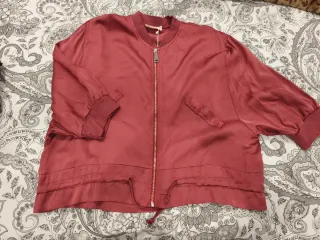 Chaqueta raso tipo bomber rosa
