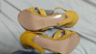 Zapatos de tacón amarillos