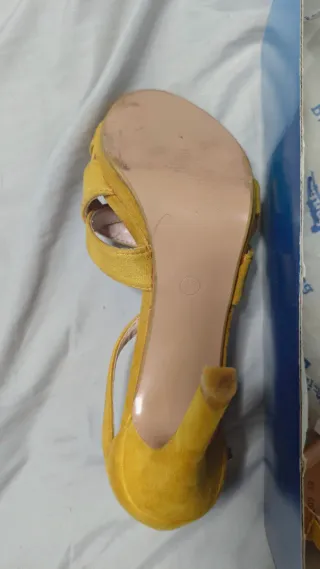 Zapatos de tacón amarillos