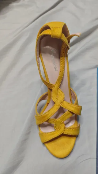 Zapatos de tacón amarillos