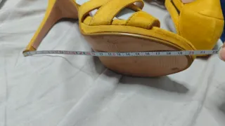 Zapatos de tacón amarillos
