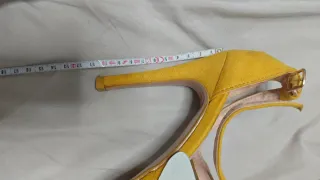 Zapatos de tacón amarillos
