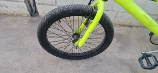 Bicicleta BMX color verde lima fosforito