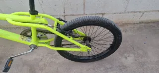 Bicicleta BMX color verde lima fosforito