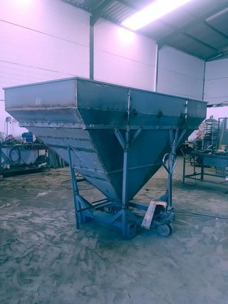 Tolva metálica para almacenamiento